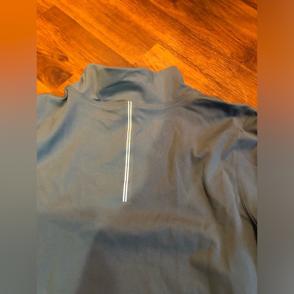 Yogalicious Lux cross train everyday half zip. Size Large. Had thumb holes. - Picture 9 of 9